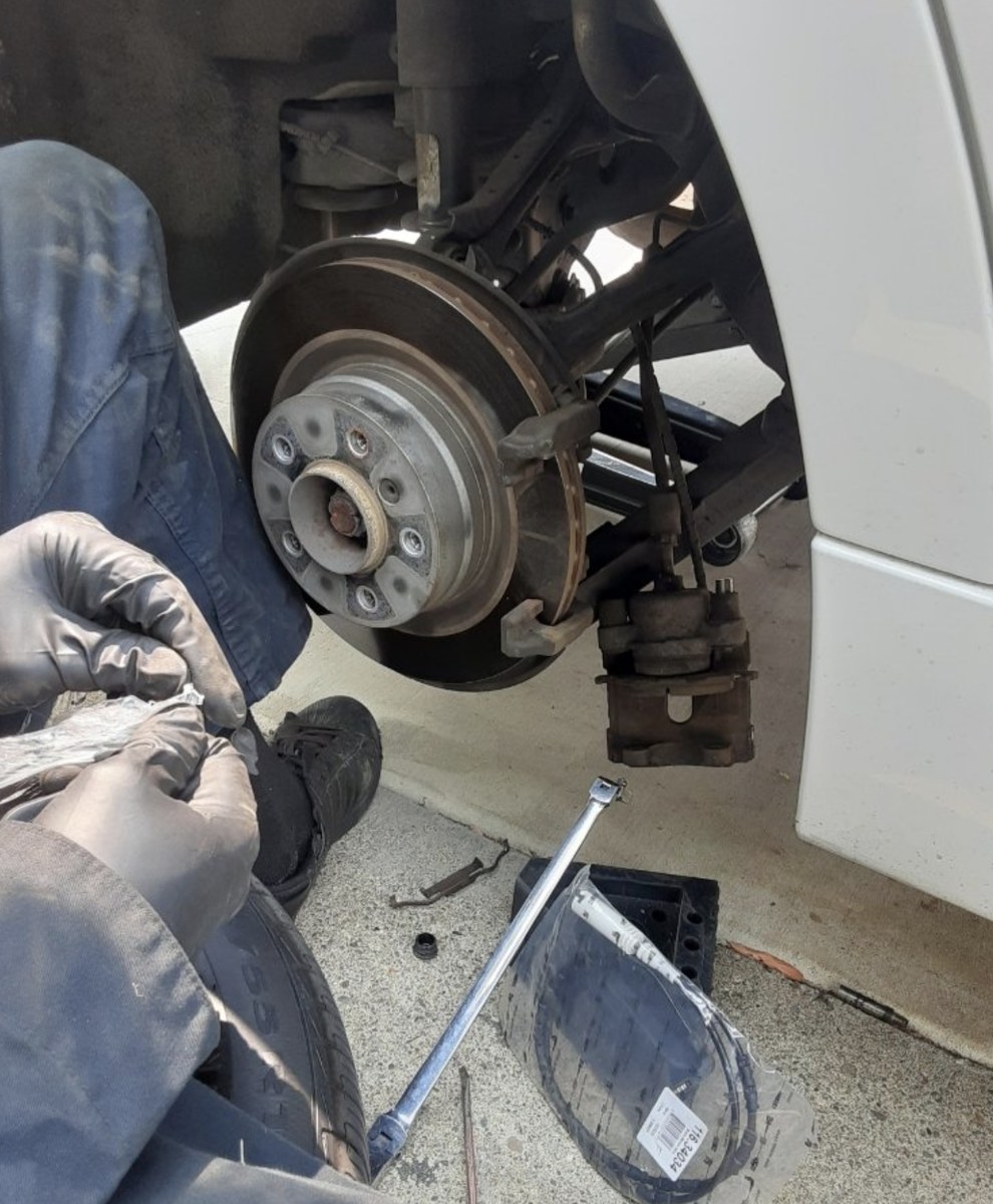 Everett mobile mechanic replacing brake rotor at the curb