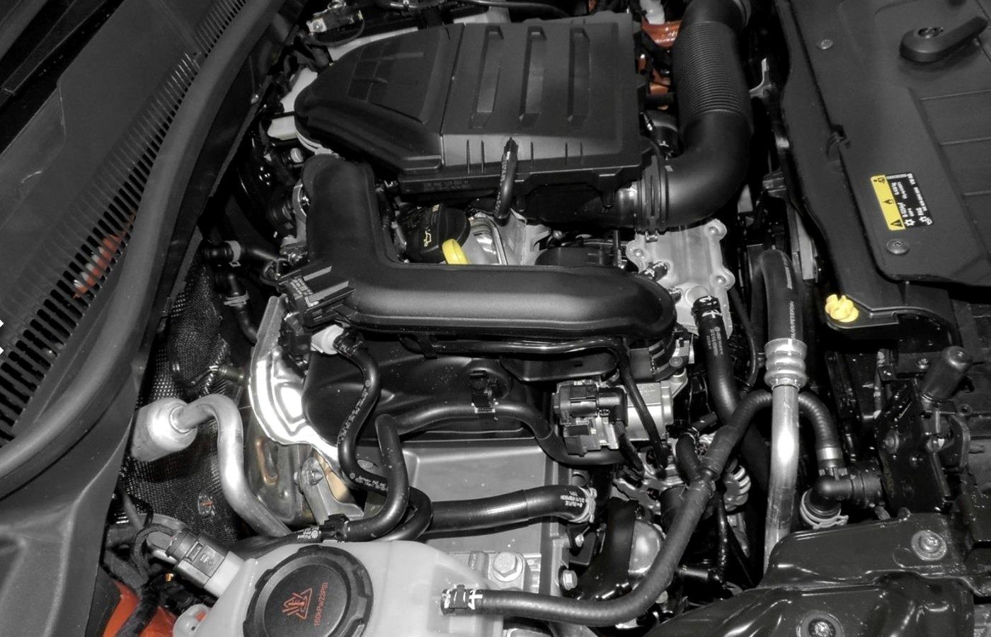 Everett mobile mechanic testing engine components during diagnostics
