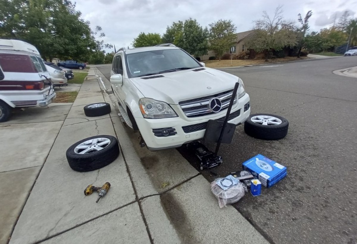 Everett mobile mechanic curbside repair on a residential street